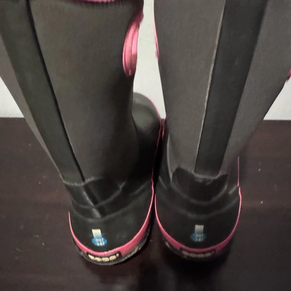 Bogs Classic Matte Kids Waterproof Boots - Black and Pink